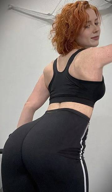 Sexy rothaarige wartet fur deine besuch | SexABC.ch