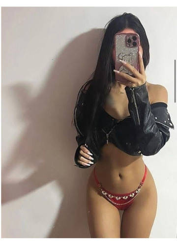 Süsse Latina Teeny verwöhnt Männer mit Anal und Blasen Natur | SexABC.ch
