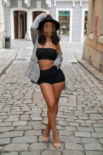 Hallo ich bin die CH-Melanie mit handvollen Tittch | SexABC.ch