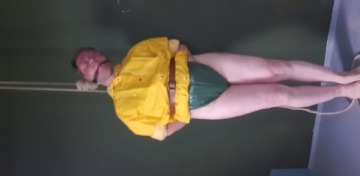 Mich gratis in PVC, Plastikkleidung fesseln, knebeln, strangulieren und hängen!! | SexABC.ch