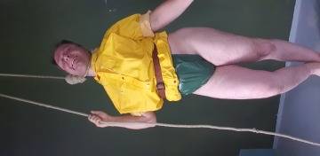 Mich gratis in PVC, Plastikkleidung fesseln, knebeln, strangulieren und hängen!! | SexABC.ch