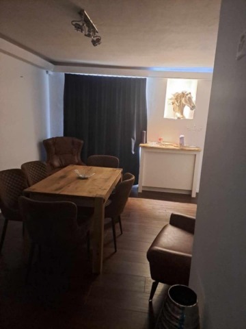 job  in eine private luxus-Wohnung erreichbar nur wia Whatsapp anruf  Damen gesu | SexABC.ch