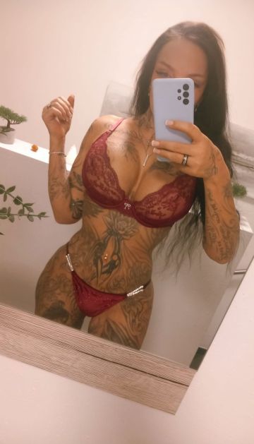 100% ECHT WIE AUF DEN BILDERN! Sportlich, tätowiert & hemmungslos: Anni in Mels | SexABC.ch