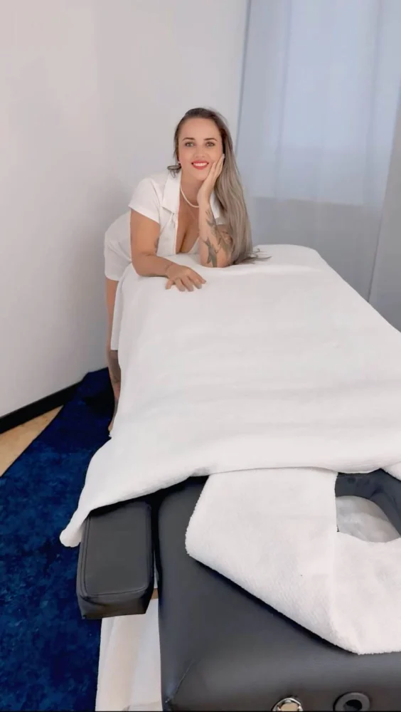 Süsse Masseuse zeigt dir die Pforten zum Himmel | SexABC.ch